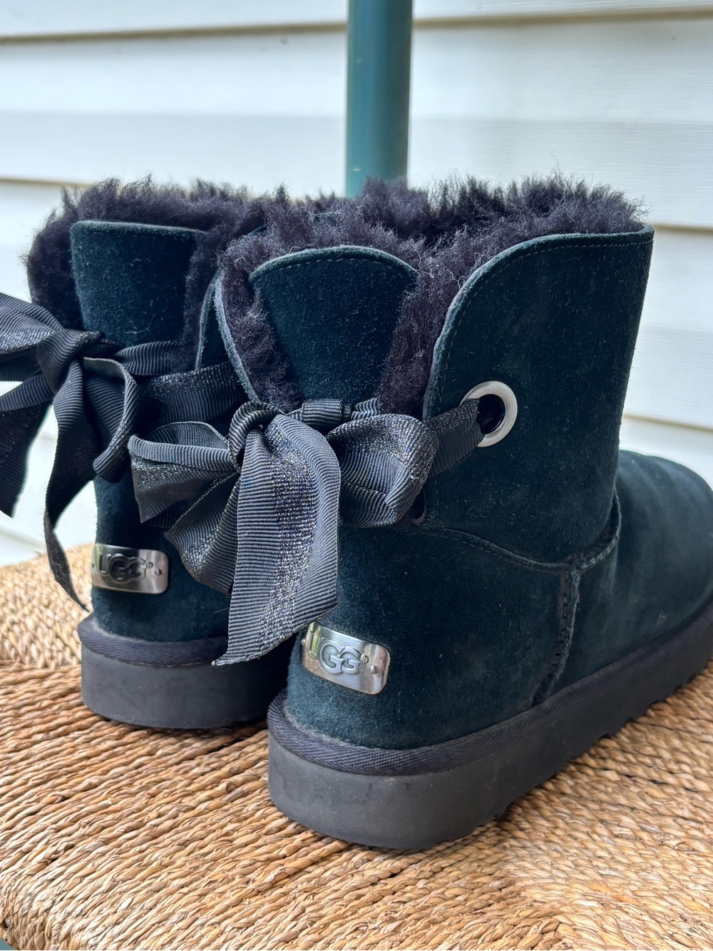 UGG BAILEY Bow Back II Black Suede Short Shearling Boots sz 9